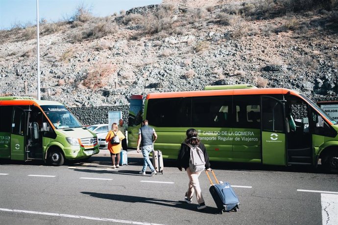 Parada de guaguas en el Aeropuerto de La Gomera