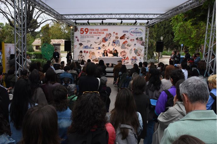 La Fira del Llibre acumula una tarde de colas con las firmas de Sara Torres, Bob Pop y Jesús Carrasco