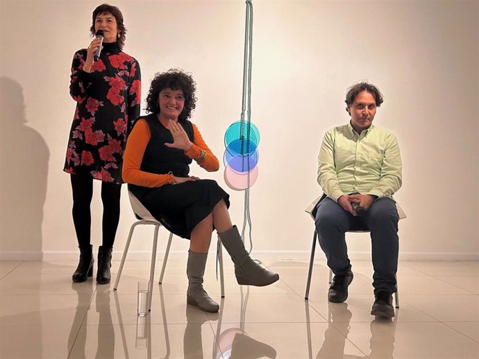 La artista cacereña Ana H. Del Amo inaugura su muestra 'Eje Infinito' en la Sala El Brocense