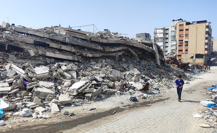 April 24, 2024, Gaza City, Gaza Strip, Palestinian Territory: Palestinians walk past the rubble of residential buildings destroyed by Israeli strikes, amid the ongoing Israel war on gaza, in the Gaza City, April 24, 2024,Image: 867620770, License: Rights-