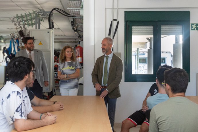 Archivo - El consejero de Educación, FP y Universidades, Sergio Silva, visita el IES Santa Cruz de Castañeda (archivo)