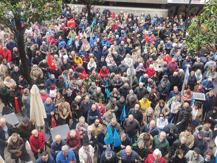 Militantes y simpatizantes socialistas se concentran ante la sede de la FSA-PSOE en Oviedo para apoyar a Pedro Sánchez