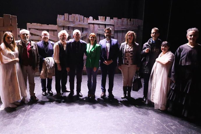 Foto de familia tras la inauguración del palco 'Luis Mateo Díez'.