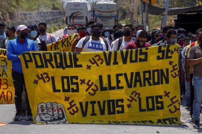 Archivo - Protesta por los 43 estudiantes de la Escuela Rural Normal de Ayotzinapa desparecidos desde 2014