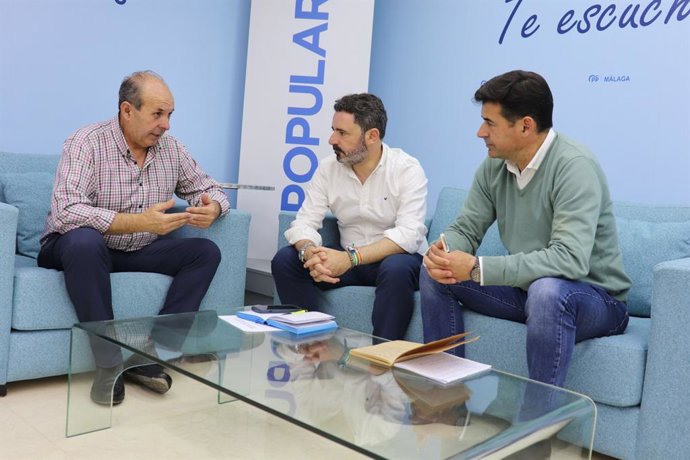 El secretario general del PP de Malaga, José Ramón Carmona, con representantes del sector primario en la provincia.