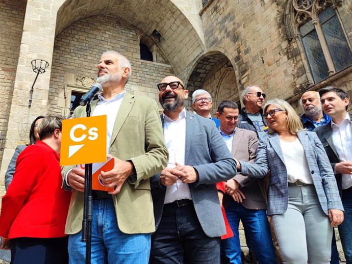 El candidato de Cs a las elecciones catalanas, Carlos Carrizosa, acompañado por barones de su partido en Barcelona, el 27 de abril de 2024.