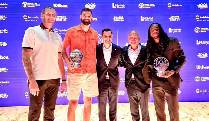 Juanma Moreno junto a algunos de los jugadores premiados.