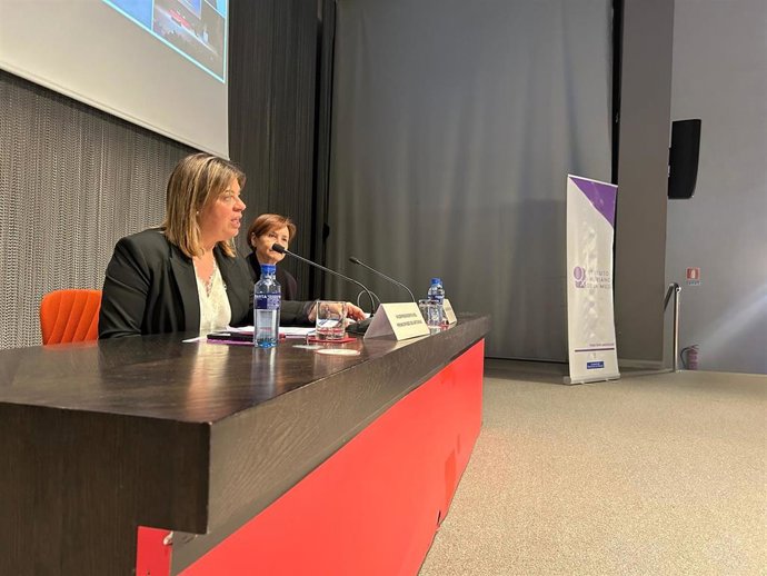La vicepresidenta y consejera de Presidencia, Reto Demográfico, Igualdad y Turismo, Gimena Llamedo, en la inauguración del II Congreso de Prevención de la Violencia de Género, con la alcaldesa de Gijón, Carmen Moriyón.
