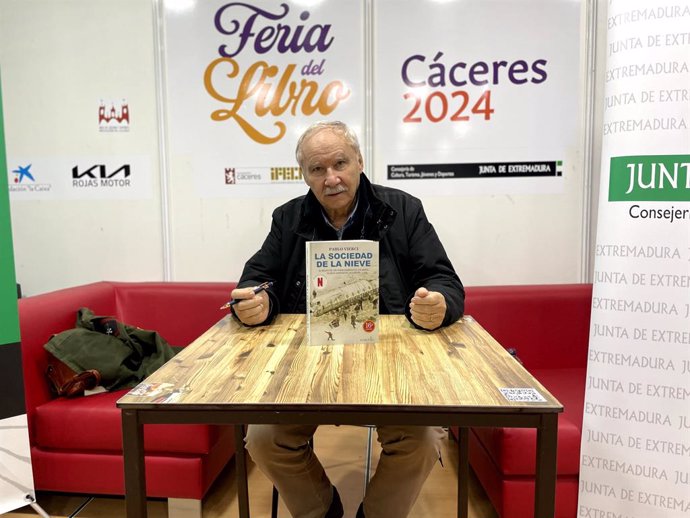 El autor del libro 'La Sociedad de la Nieve', Pablo Vierci, en la Feria del Libro de Cáceres, este pasado viernes
