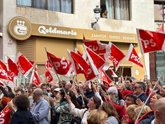 Foto: Unas 400 personas se reúnen en la sede del PSIB de Palma para apoyar a Pedro Sánchez