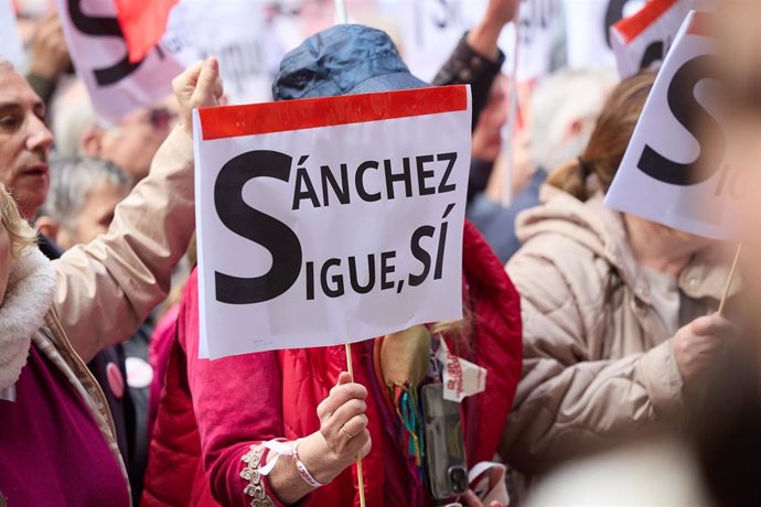 Una persona sujeta un cartel durante una concentración en la calle de Ferraz en apoyo al presidente del Gobierno, Pedro Sánchez, en la sede del PSOE, a 27 de abril de 2024, en Madrid (España). 