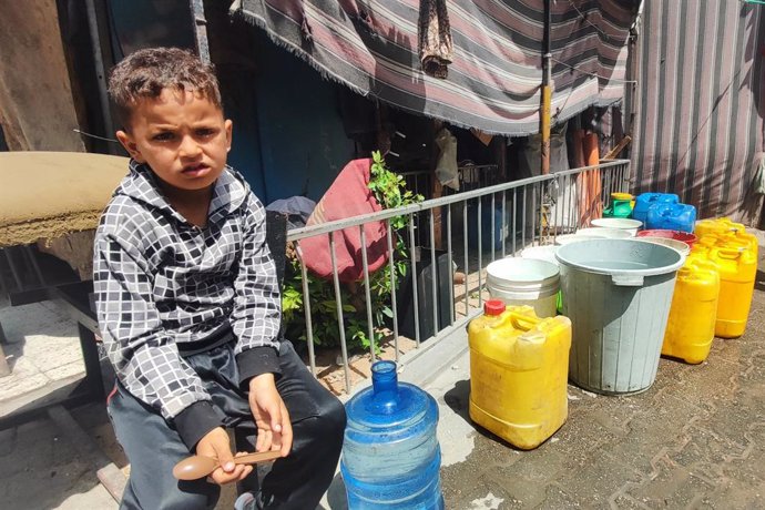 April 22, 2024, Gaza City, Gaza Strip, Palestinian Territory: Displaced Palestinians line up to fill their containers with water in Gaza City, Gaza Strip on April 22, 2024