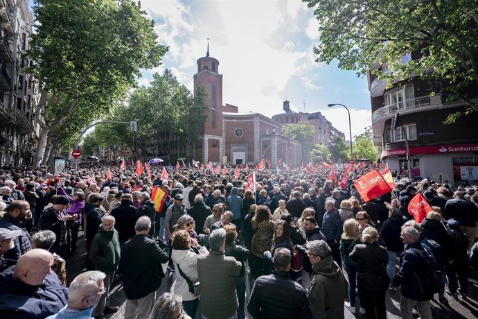 Miles de personas durante una concentración en la calle de Ferraz en apoyo al presidente del Gobierno, Pedro Sánchez.