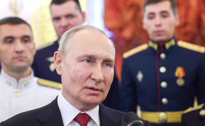 Archivo - HANDOUT - 21 June 2023, Russia, Moscow: Russian President Vladimir Putin speaks during a meeting with the graduates of the Russian Higher military schools at the Kremlin. Photo: -/Kremlin/dpa - ATTENTION: editorial use only and only if the credi