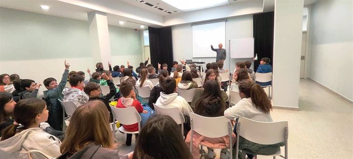 Los jóvenes estudiantes bilbaínos interactuando durante la charla de Sebastián Quintana