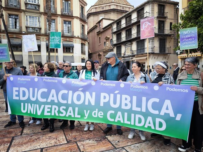 La portavoz de Educación de Por Andalucía, Alejandra Durán, en la marea verde por la educación.