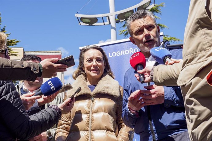 El alcalde de Logroño, Conrado Escobar, y la secretaria general del PP, Cuca Gamarra, atienden a los medios con motivo de la Fiesta de la Primavera del PP de Logroño, que se ha desarrollado en el parque de Gallarza