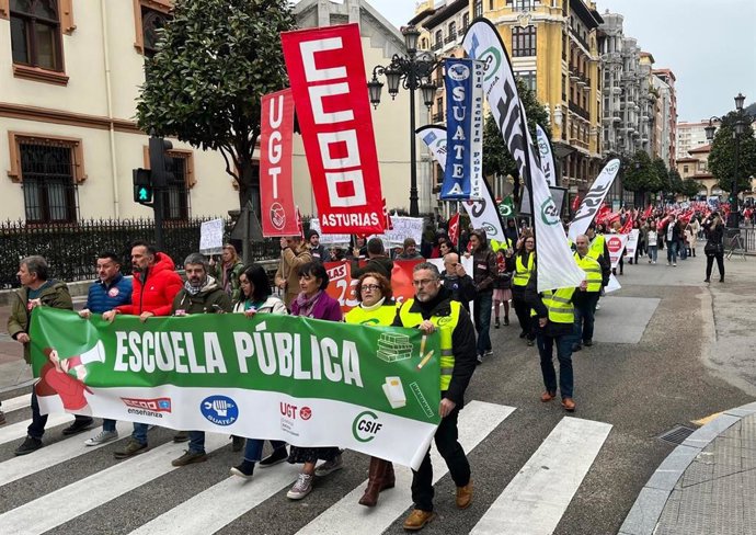 Cabecera de la manifestación en Oviedo bajo el lema 'Por la escuela pública'