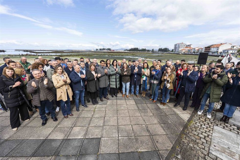 Cargos del PP de Galicia, con su secretaria xeral a la cabeza, Paula Prado, dan lectura a un manifiesto sobre la Ley del litoral en Cambados (Pontevedra)