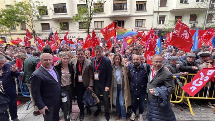 Dirigentes del PSOE salen a Ferraz y se unen a los manifestantes para pedir a Pedro Sánchez que no dimita
