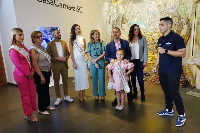 Foto de familia tras el acto de reapertura de la Casa del Carnaval, que acoge nuevas exposiciones y contenidos