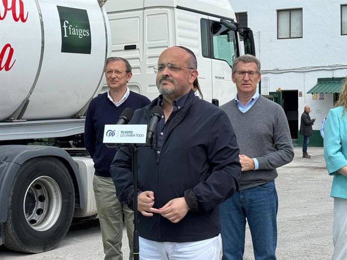 El candidato del PP a las elecciones catalanas, Alejandro Fernández, en Tortosa (Tarragona)