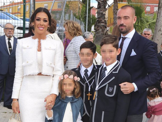 Miriam Ramos y su marido, Carlos Muela, posan junto a sus hijos José María, Nicolás y la pequeña Miriam, a 27 de abril de 2024, en Sevilla (España).