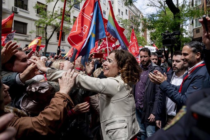 La vicepresidenta primera y ministra de Hacienda, María Jesús Montero (c), durante una concentración en la calle de Ferraz en apoyo al presidente del Gobierno, Pedro Sánchez, en la sede del PSOE, a 27 de abril de 2024, en Madrid (España). Después de la ca