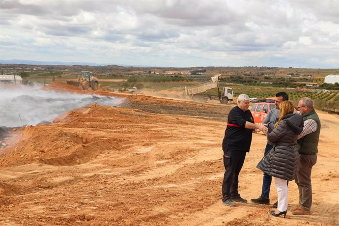 El presidente de la Diputación de Valencia, Vicent Mompó, visita los trabajos de extinción del incendio en la planta de reciclaje de Sant Antonio de Requena