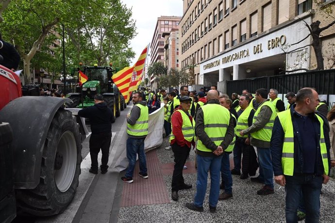  La asociación Aragón es Ganadería y Agricultura (AEGA) retom la protesta agraria que comenzó el pasado 6 de febrero. 