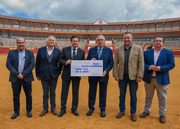 El presidente de la Diputación de Ciudad Real, Miguel Ángel Valverde, ha hecho entrega de un cheque solidario al presidente del Banco de Alimentos de Ciudad Real