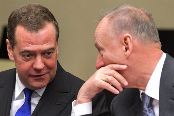 Archivo - El secretario del Consejo de Seguridad de Rusia, Nikolai Patrushev (d), junto al vicepresidente del organismo y expresidente ruso, Dimitri Medvedev (i)