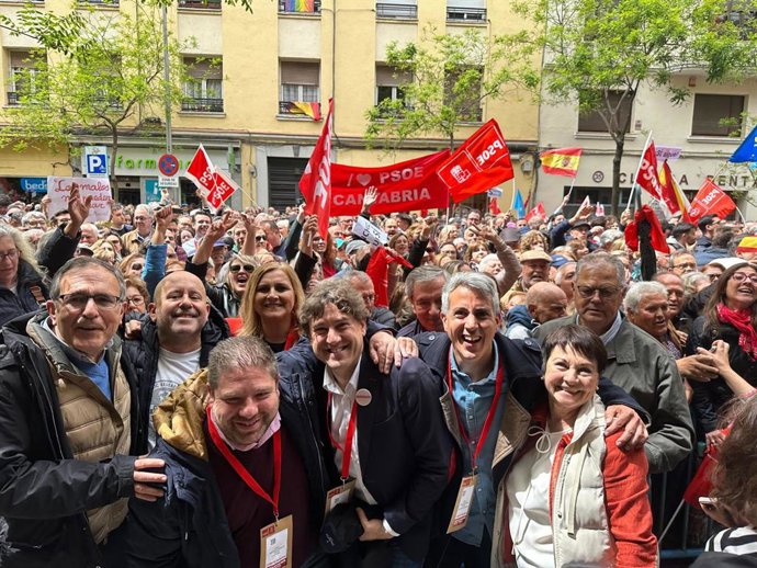 El PSOE cántabro acude a las movilizaciones de Ferraz para apoyar al presidente del Gobierno, Pedro Sánchez