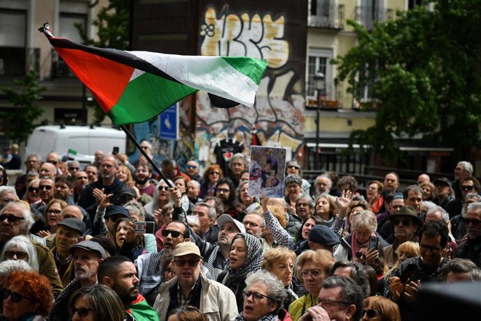 Decenas de personas durante una concentración del mundo de la cultura para exigir el alto al fuego en Gaza, en la Plaza del Museo Reina Sofía, a 27 de abril de 2024, en Madrid (España). 