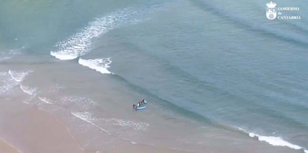 El 112 recibe dos avisos casi consecutivos en la playa de La Concha de surfistas con problemas en salir del agua