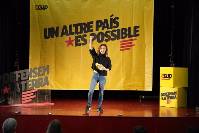 La candidata de la CUP a las elecciones catalanas, Laia Estrada, en un acto del partido en Amposta (Tarragona), el 27 de abril de 2024.