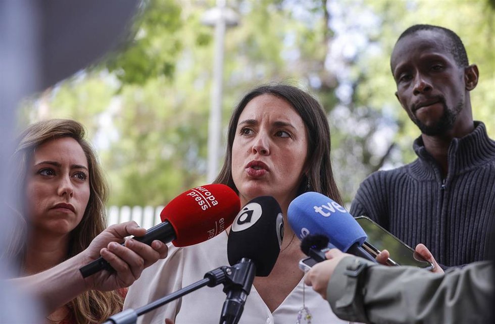 (I-D) La coordinadora General de Podem País Valenci y portavoz adjunta de Podemos, María Teresa Pérez, la secretaria Política de Podemos y candidata a las elecciones europeas, Irene Montero, y el secretario de Antirracismo de Podemos, Serigne Mbayé