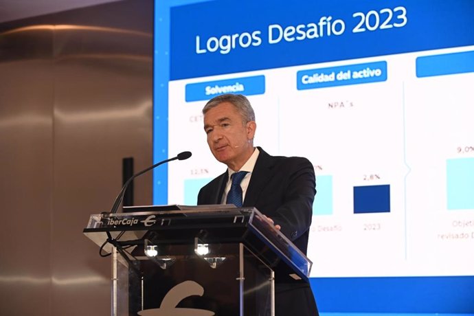 El consejero delegado de Ibercaja Banco, Víctor Iglesias, interviene durante la presentación del nuevo Plan Estratégico 2024-2026, en la sede central de Ibercaja.