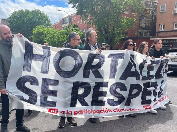 Centenares de personas se manifiestan en Hortaleza contra los recortes en las fiestas del distritO, al grito de "Es nuestro barrio".