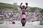 Foto: Jorge Martín reina en el caos del esprint y afianza su liderato de MotoGP
