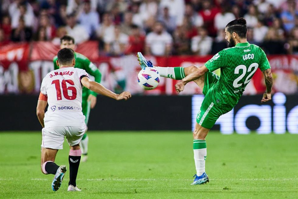 Archivo - Jesús Navas e Isco en el Sevilla FC-Real Betis de la primera vuelta