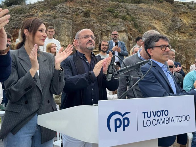 El candidato del PP a las elecciones catalanas, Alejandro Fernández, en Ulldecona (Tarragona)