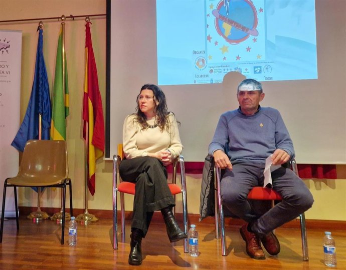 La directora general de Participación Ciudadana, Transparencia, Diversidad Sexual y LGTBI, Nuria Rodríguez, y el alcalde de Amieva, Carlos Félix Salazar.