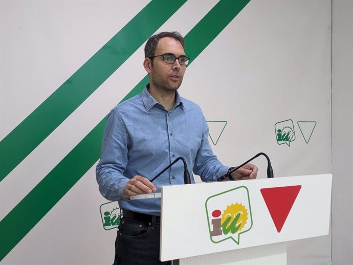 El coordinador de IU-A y diputado de Sumar en el Congreso, Toni Valero, en rueda de prensa en Málaga.