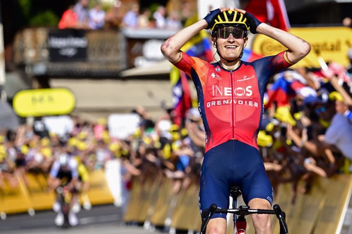 Archivo - FILED - 15 July 2023, France, Morzine Les Portes du Soleil: Spanish cyclist Carlos Rodriguez of Ineos Grenadiers celebrates as he crosses the finish line to win the 14th stage of the 110th edition of the Tour de France cycling race, 152 km betwe