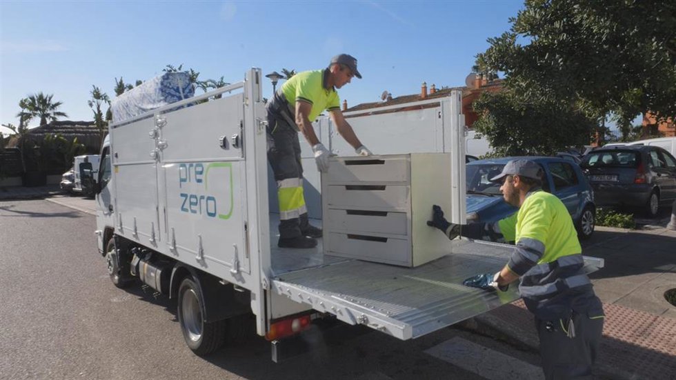 Estepona aumenta en un 225% la recogida de enseres en la última década.