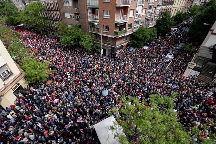 Miles de personas durante una concentración en la calle de Ferraz en apoyo al presidente del Gobierno, Pedro Sánchez, en la sede del PSOE, a 27 de abril de 2024, en Madrid (España). Después de la carta publicada, el pasado miércoles 24 de abril, por el pr