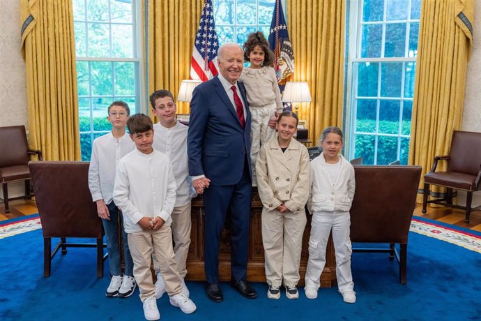 El presidente de Estados Unidos, Joe Biden, con niños rehenes liberados de Gaza