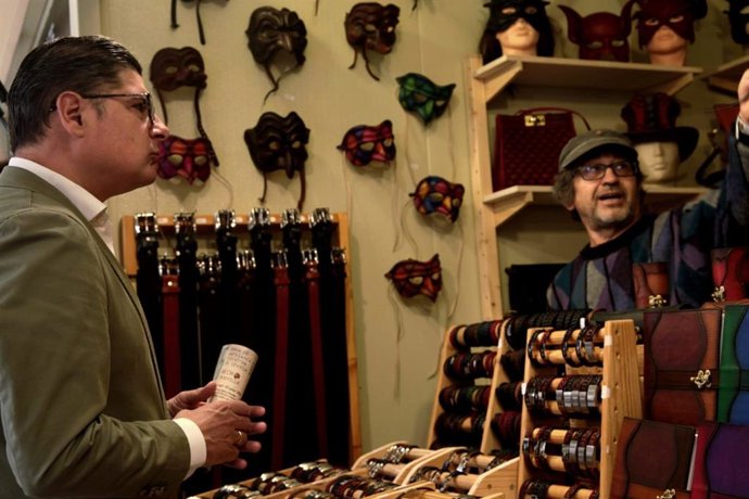 La feria, que permanecerá abierta hasta el 2 de junio, celebra su decimoquinta edición.