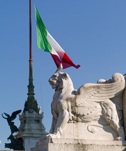 Archivo - ROME, Jan. 28, 2024  -- Italian national flag flies at half-mast on the Victor Emmanuel II National Monument in Rome, Italy, Jan. 27, 2024. In 2005, the UN General Assembly adopted a resolution which designated Jan. 27 as the International Day o